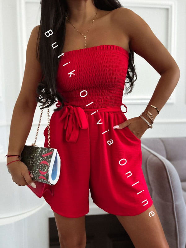 Kurzer roter Damen-Playsuit für den Sommer, trägerlos mit gerafftem Korsett-Oberteil und lockeren Shorts mit Taschen und Bindegürtel in der Taille