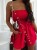 Kurzer roter Damen-Playsuit für den Sommer, trägerlos mit gerafftem Korsett-Oberteil und lockeren Shorts mit Taschen und Bindegürtel in der Taille
