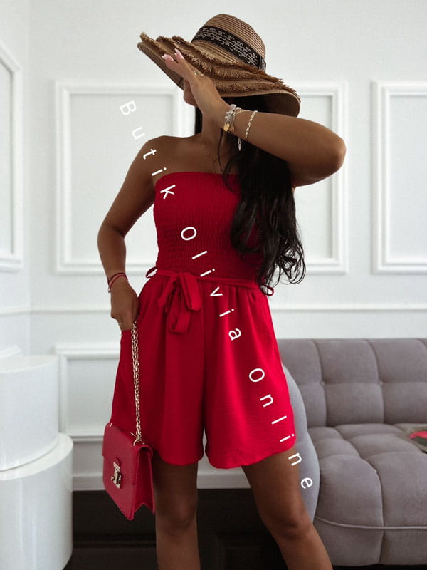 Kurzer roter Damen-Playsuit für den Sommer, trägerlos mit gerafftem Korsett-Oberteil und lockeren Shorts mit Taschen und Bindegürtel in der Taille