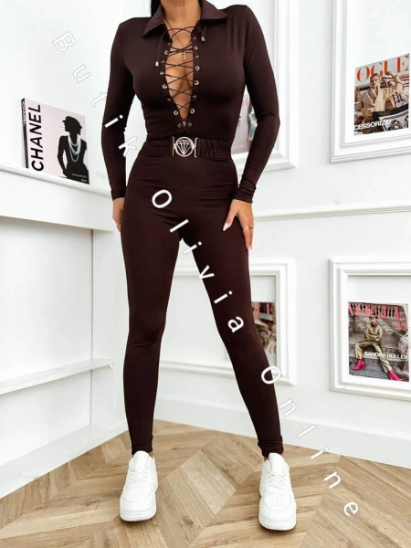 Jumpsuit mit Gürtel und HIGH-Ausschnitt – schokoladenbraun