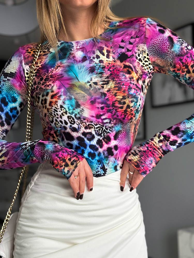 eng-anliegende-bluse-viral-bunt