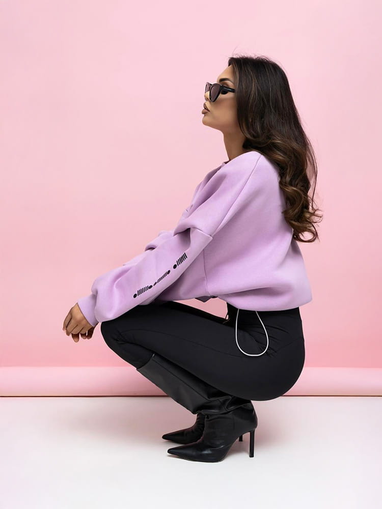 damski komplet jagodowa bluza oversize i czarne legginsy z wysokim stanem oraz zamkiem z przodu