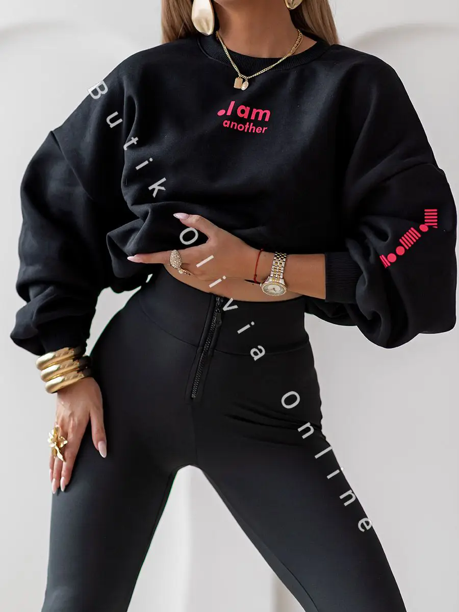 wygodny damski komplet dresowy z czarną bluzą oversize bez kaptura i czarnymi legginsami z wysokim stanem