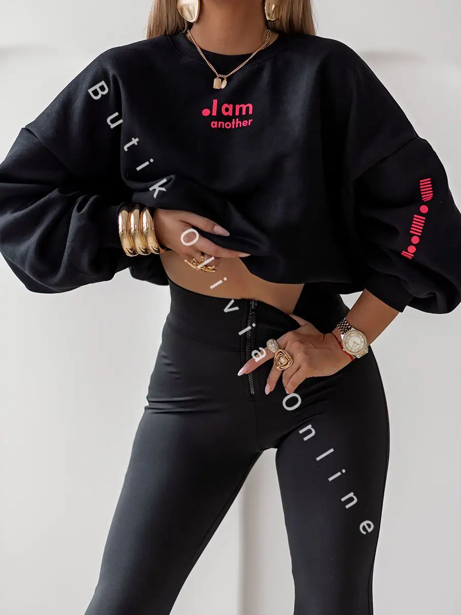 wygodny damski komplet dresowy z czarną bluzą oversize bez kaptura i czarnymi legginsami z wysokim stanem