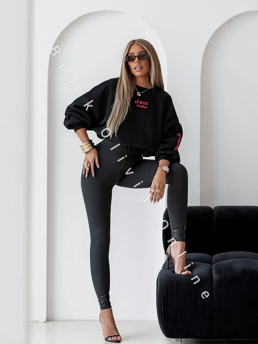 wygodny damski komplet dresowy z czarną bluzą oversize bez kaptura i czarnymi legginsami z wysokim stanem