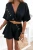 Schwarzer kurzer Musselin-Jumpsuit mit V-Ausschnitt und Webgürtel