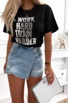 T-Shirt mit „WORK HARD“-Aufdruck - Schwarz