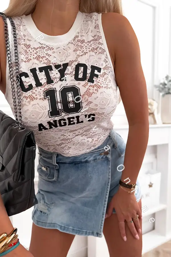 Ärmelloser weißer Spitzenbody mit „CITY OF 10 ANGELS“-Schriftzug