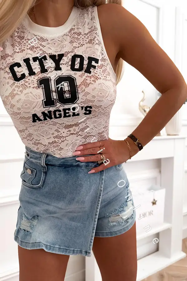 Ärmelloser weißer Spitzenbody mit „CITY OF 10 ANGELS“-Schriftzug