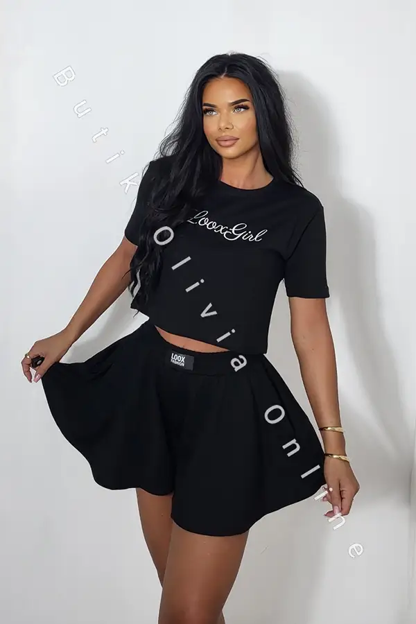 Schwarzes Sommer-Set: Crop-Shirt mit Stickerei und ausgestellte Shorts w Rock-Optik