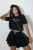 Schwarzes Sommer-Set: Crop-Shirt mit Stickerei und ausgestellte Shorts w Rock-Optik