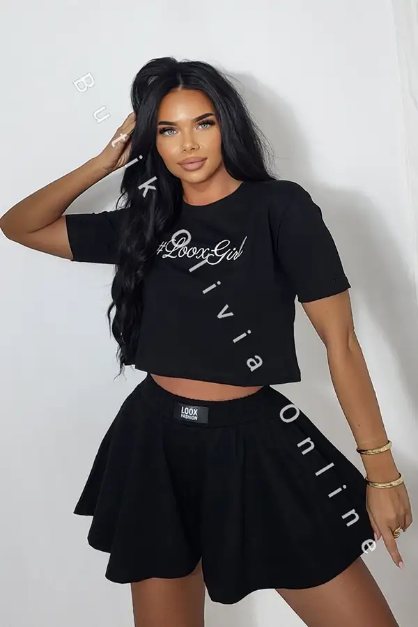Schwarzes Sommer-Set: Crop-Shirt mit Stickerei und ausgestellte Shorts w Rock-Optik