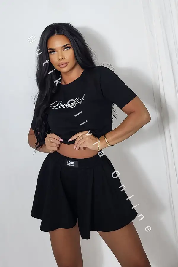 Schwarzes Sommer-Set: Crop-Shirt mit Stickerei und ausgestellte Shorts w Rock-Optik