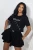Schwarzes Sommer-Set: Crop-Shirt mit Stickerei und ausgestellte Shorts w Rock-Optik