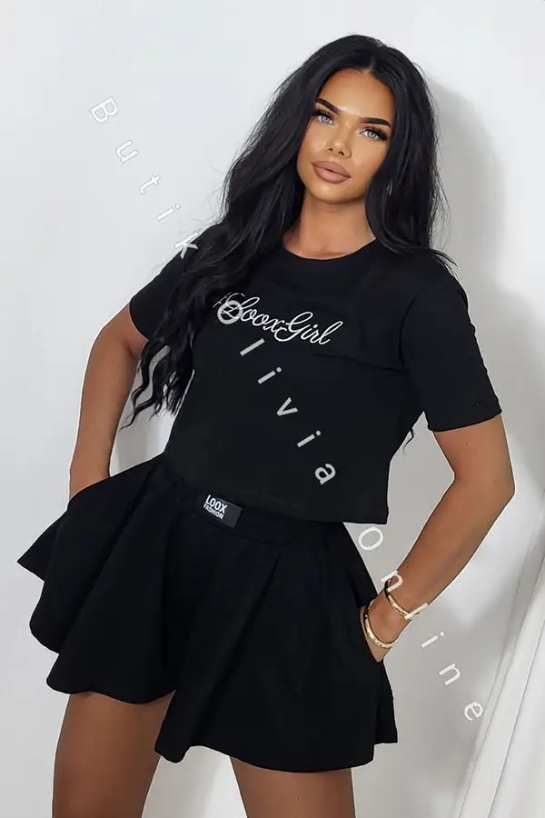 Schwarzes Sommer-Set: Crop-Shirt mit Stickerei und ausgestellte Shorts w Rock-Optik