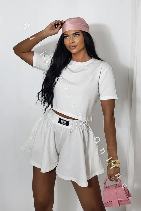Cremeweißes Sommer-Set: T-Shirt und ausgestellte Shorts w Rock-Optik