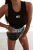 Schwarzes geripptes Racerback-Top mit „Icon“-Schriftzug