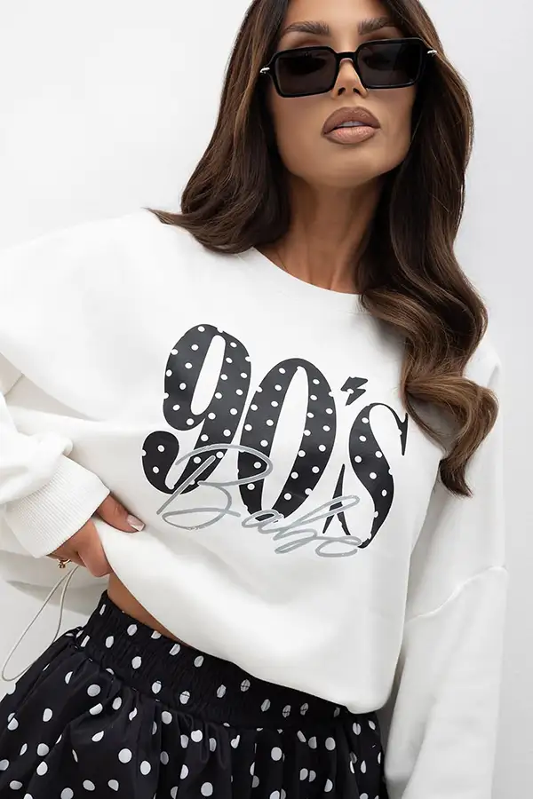 Set: Weißer Hoodie mit „90s Babe“-Schriftzug und schwarzer Ballonrock mit weißen Punkten