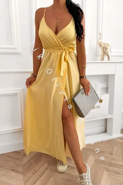 Gelbes Maxi-Kleid mit Spaghetti-Trägern, Ausschnitt und Beinschlitz