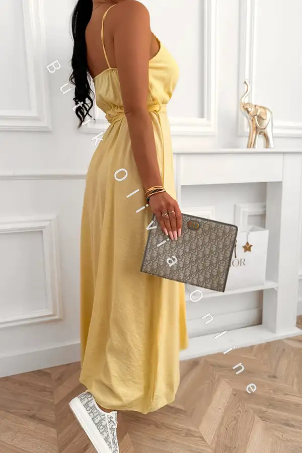 Gelbes Maxi-Kleid mit Spaghetti-Trägern, Ausschnitt und Beinschlitz