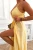 Gelbes Maxi-Kleid mit Spaghetti-Trägern, Ausschnitt und Beinschlitz
