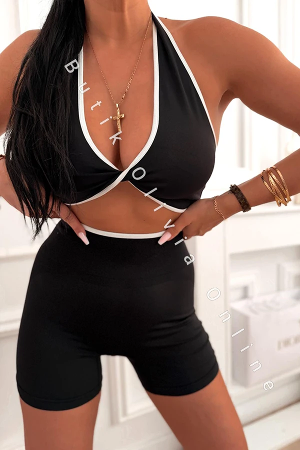Schwarzes Sport-Set mit tief ausgeschnittenem Top und formender Radlerhose