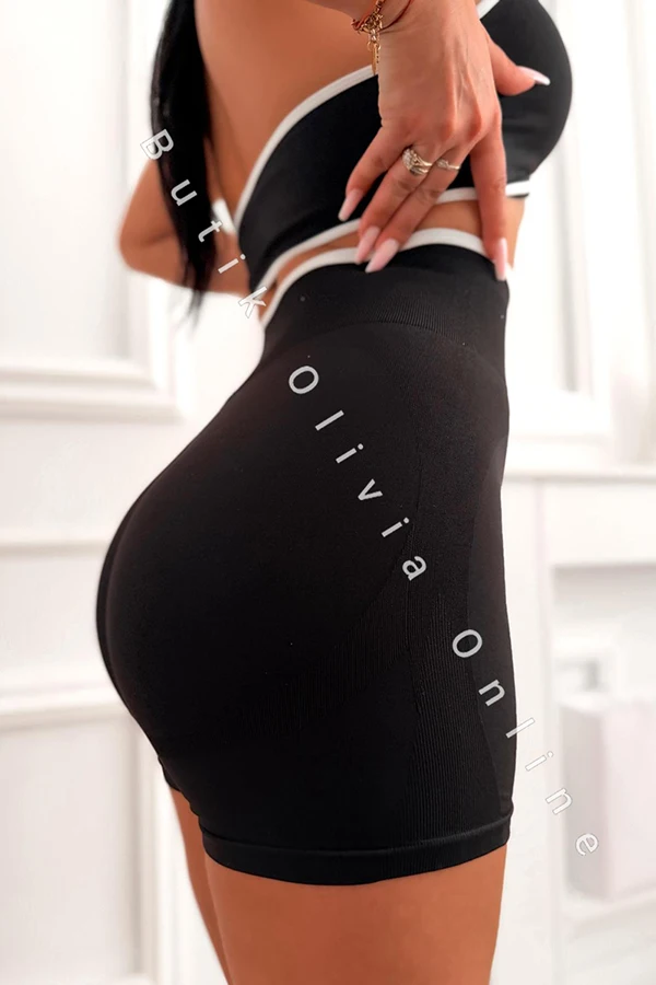 Schwarzes Sport-Set mit tief ausgeschnittenem Top und formender Radlerhose