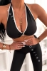 czarny sportowy komplet top z głębokim dekoltem i legginsy modelujące push-up
