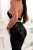 czarny sportowy komplet top z głębokim dekoltem i legginsy modelujące push-up