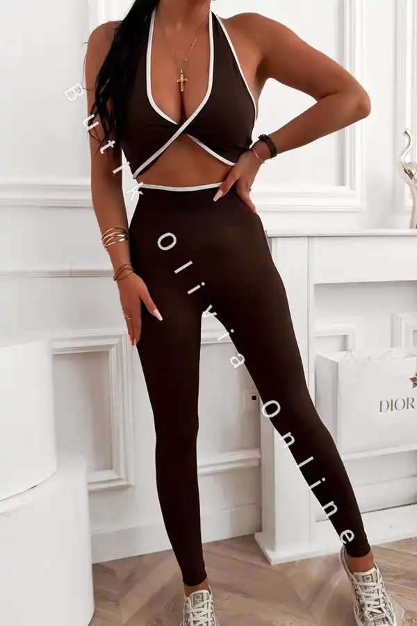 Schokoladenbraunes Sport-Set mit tief ausgeschnittenem Top und formenden Push-up-Leggings