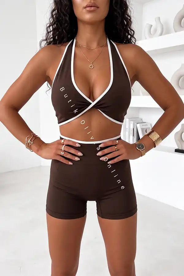Schokoladenbraunes Sport-Set mit tief ausgeschnittenem Top und formender Radlerhose