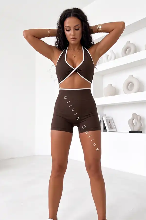 Schokoladenbraunes Sport-Set mit tief ausgeschnittenem Top und formender Radlerhose