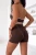Schokoladenbraunes Sport-Set mit tief ausgeschnittenem Top und formender Radlerhose