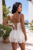 Weißer kurzer Sommer-Jumpsuit mit Korsagen-Oberteil und Trägern